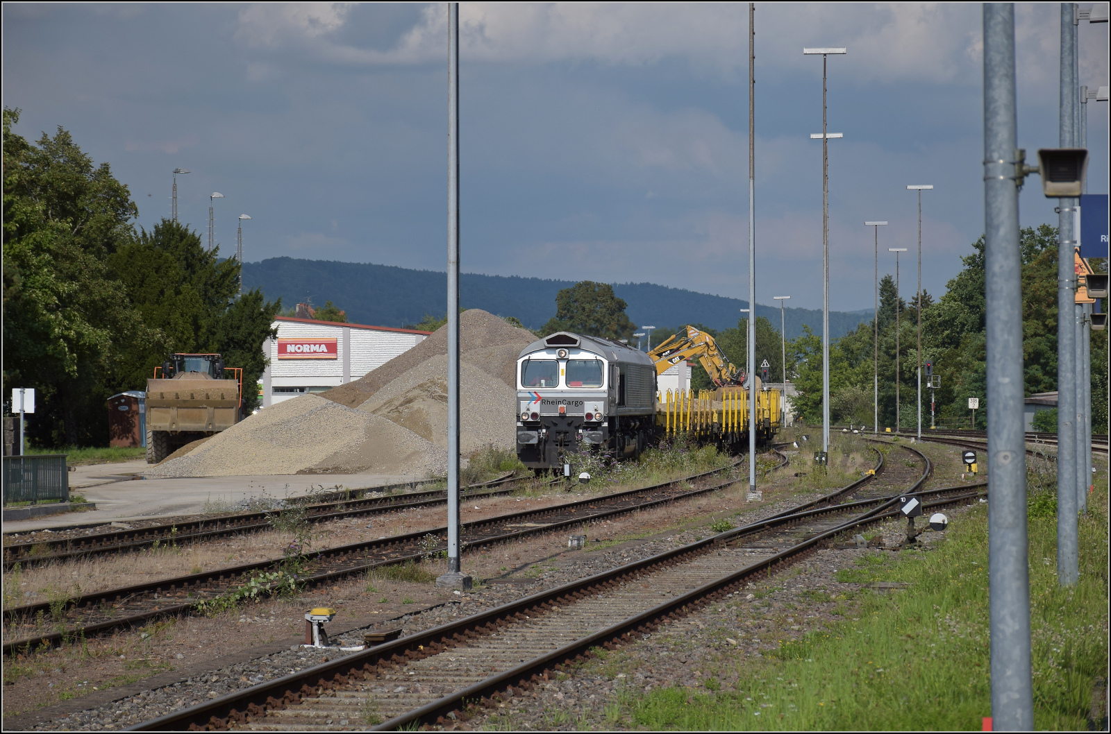 Baustelle vor der Baustelle am Hochrhein.

Im Schatten des letzten  deutschen Atomkraftwerks in Betrieb , was den Standort Leibstadt weitgehend in Deutschland beschreibt, ist ein Baggerballett mit der sich selten ein paar Meter bewegenden 266 068 von Rheincargo beschäftigt. Albbruck, August 2025.