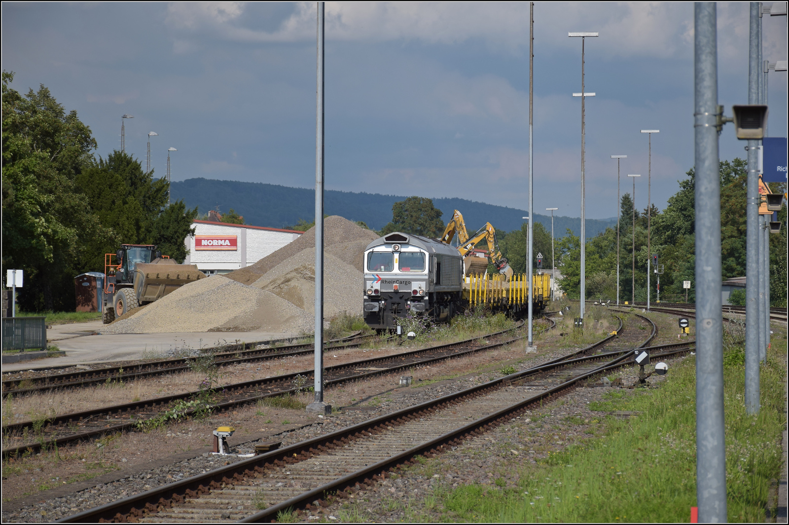 Baustelle vor der Baustelle am Hochrhein.

Im Schatten des letzten  deutschen Atomkraftwerks in Betrieb , was den Standort Leibstadt weitgehend in Deutschland beschreibt, ist ein Baggerballett mit der sich selten ein paar Meter bewegenden 266 068 von Rheincargo beschäftigt. Albbruck, August 2025.