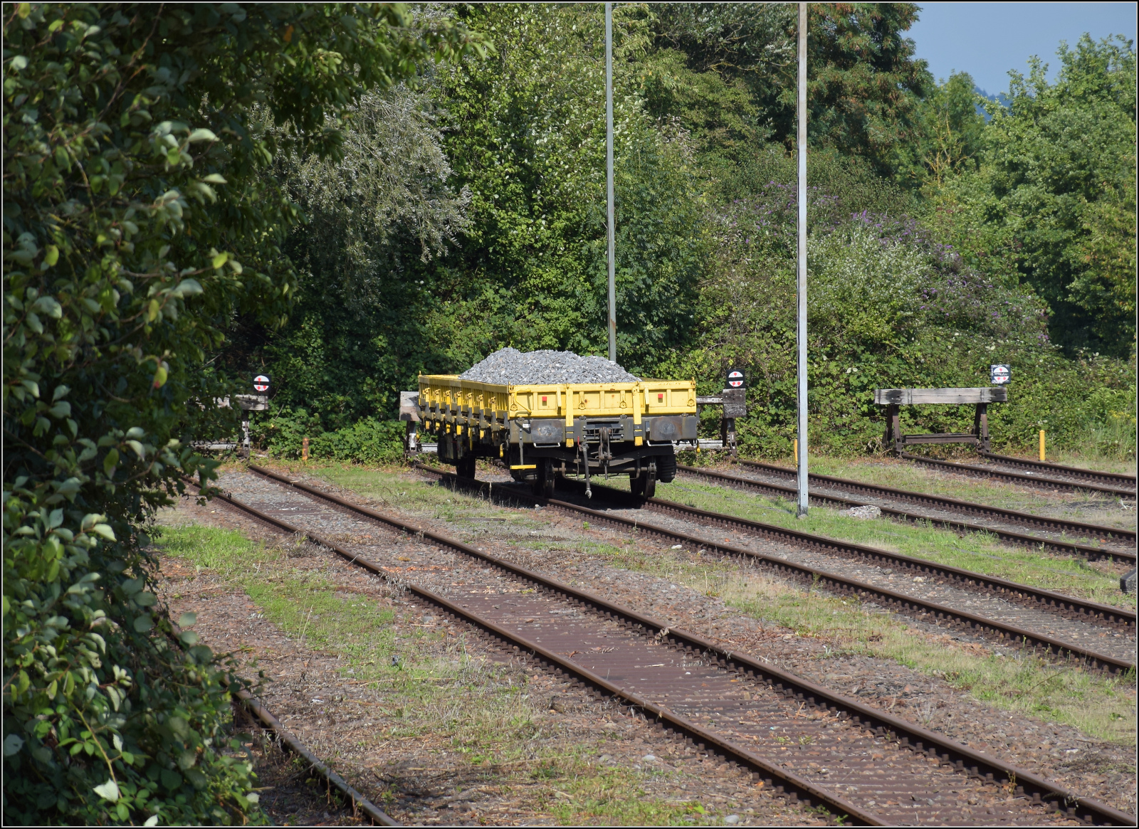 Baustelle vor der Baustelle am Hochrhein.

Verloren am Ende des Bahnhofs Albbruck steht ein einzelner Flachwagen mit Kies. August 2025.