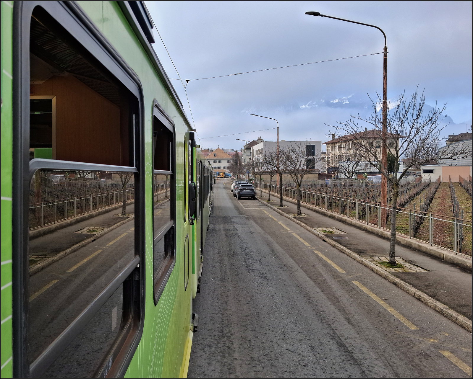 BDeh 4/4 313 bringt den Zug mit Bt 351 und Bt 362 nach Aigle. Im Depot Aigle wird Kopf gemacht. Lange Z�ge m�ssen bis ins Depot reinfahren, anschlie�end geht es auf die Strasse bis zum Bahnhof. Aigle, Janaur 2026.