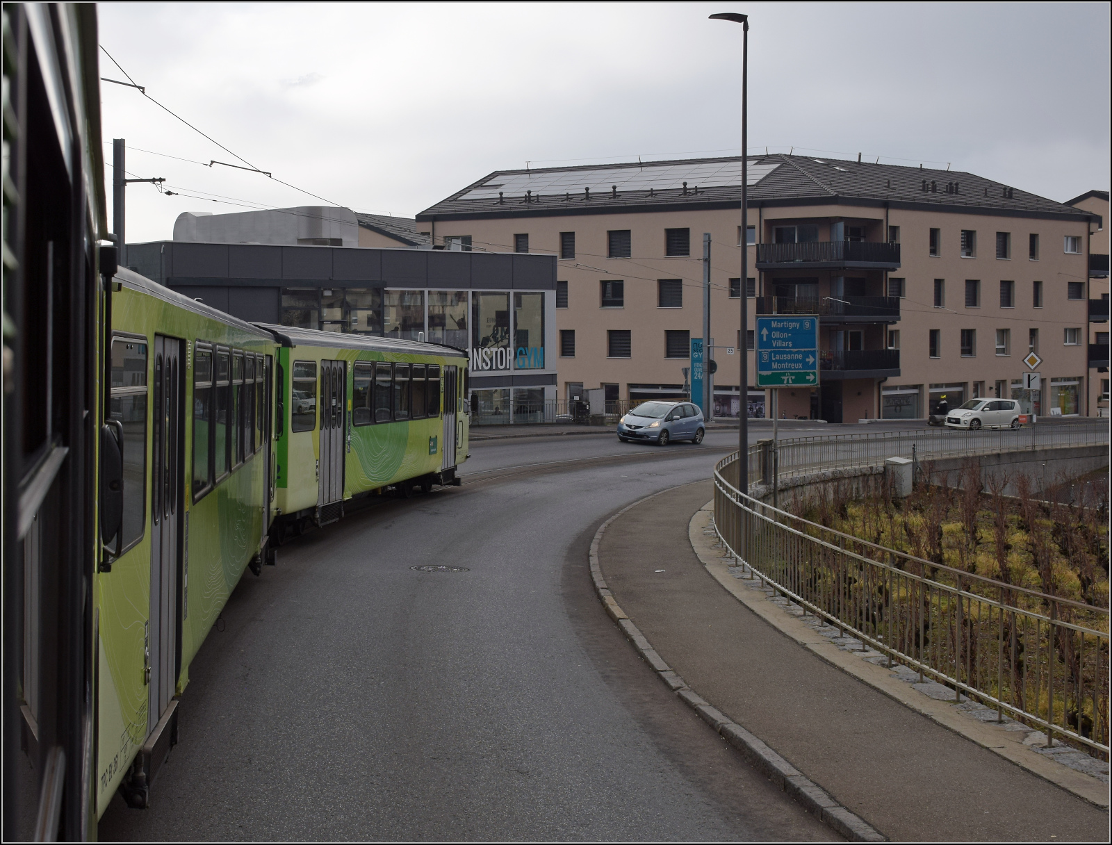 BDeh 4/4 313 bringt den Zug mit Bt 351 und Bt 362 nach Aigle. Im Depot Aigle wird Kopf gemacht. Lange Z�ge m�ssen bis ins Depot reinfahren, anschlie�end geht es auf die Strasse bis zum Bahnhof. Aigle, Janaur 2026.