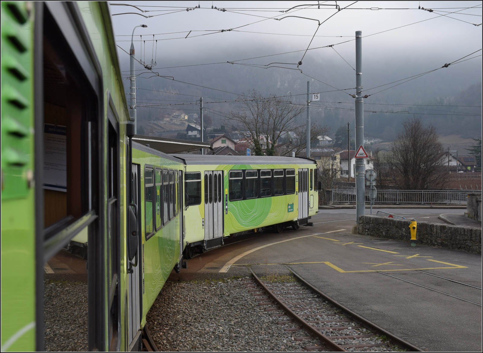 BDeh 4/4 313 bringt den Zug mit Bt 351 und Bt 362 nach Aigle. Im Depot Aigle wird Kopf gemacht. Lange Z�ge m�ssen bis ins Depot reinfahren, anschlie�end geht es auf die Strasse bis zum Bahnhof. Aigle, Janaur 2026.