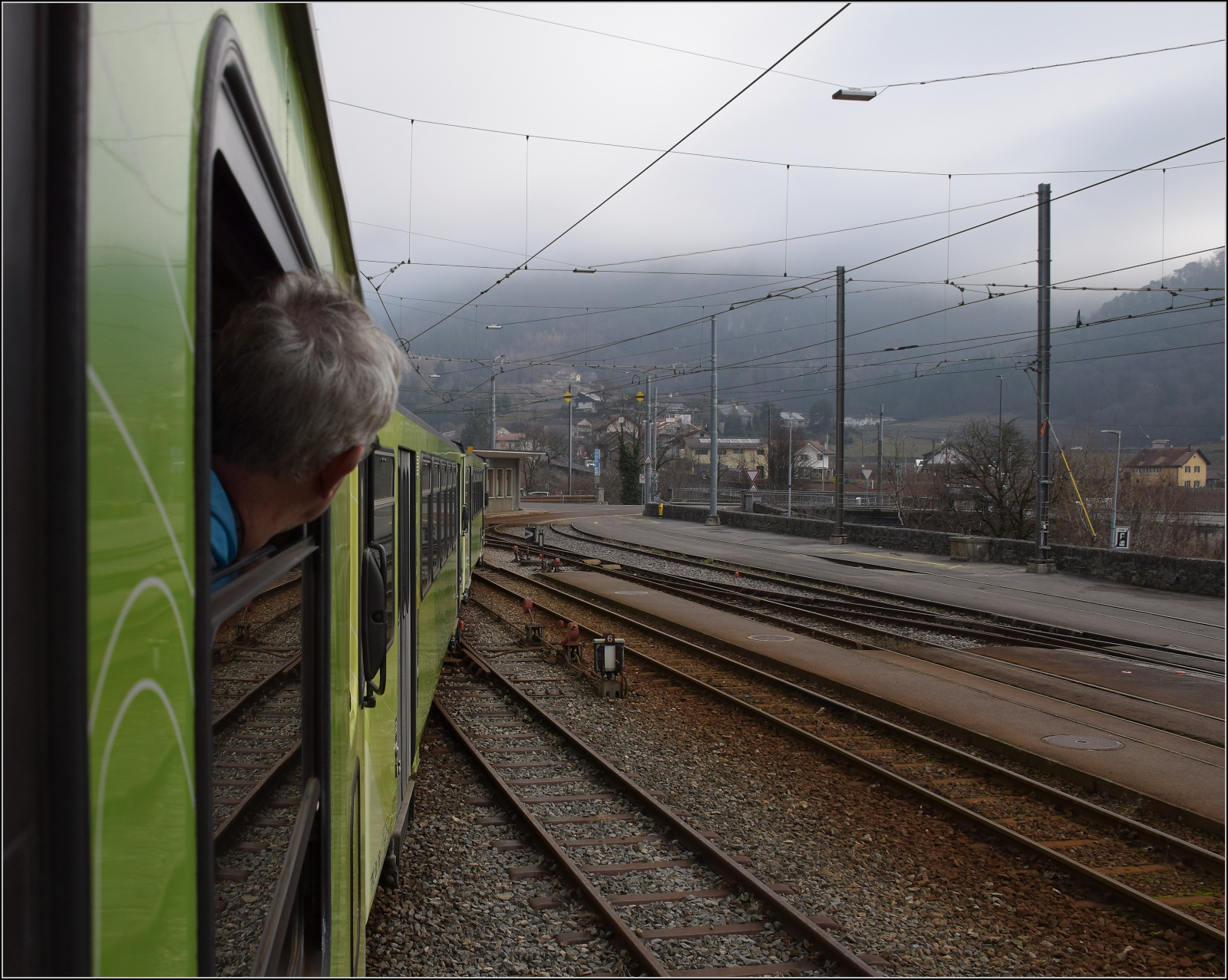 BDeh 4/4 313 bringt den Zug mit Bt 351 und Bt 362 nach Aigle. Im Depot Aigle wird Kopf gemacht. Lange Z�ge m�ssen bis ins Depot reinfahren, anschlie�end geht es auf die Strasse bis zum Bahnhof. Aigle, Janaur 2026.