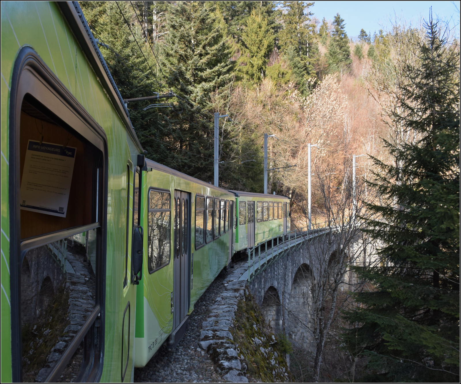 BDeh 4/4 313 bringt den Zug mit Bt 351 und Bt 362 nach Aigle. Ein paar Eindr�cke von der Strecke. Leysin Feydey, Janaur 2026.