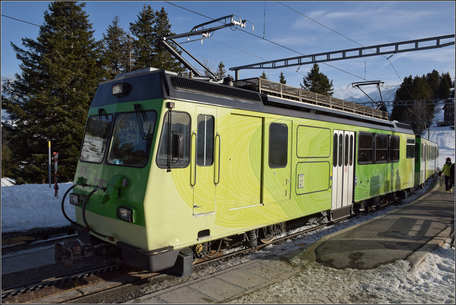 BDeh 4/4 83 auf Bergfahrt mit zwei Wagen. Dieser wurde 1987 von ACMV/SLM/BBC an die BVB geliefert. Die F�hrerstandsfront des Motorwagens ist �hnlich den zahnlosen Motorwagen von AB, CJ und FW gestaltet, die in den 1980er Jahren geliefert wurden. Bouquetins, Januar 2026.