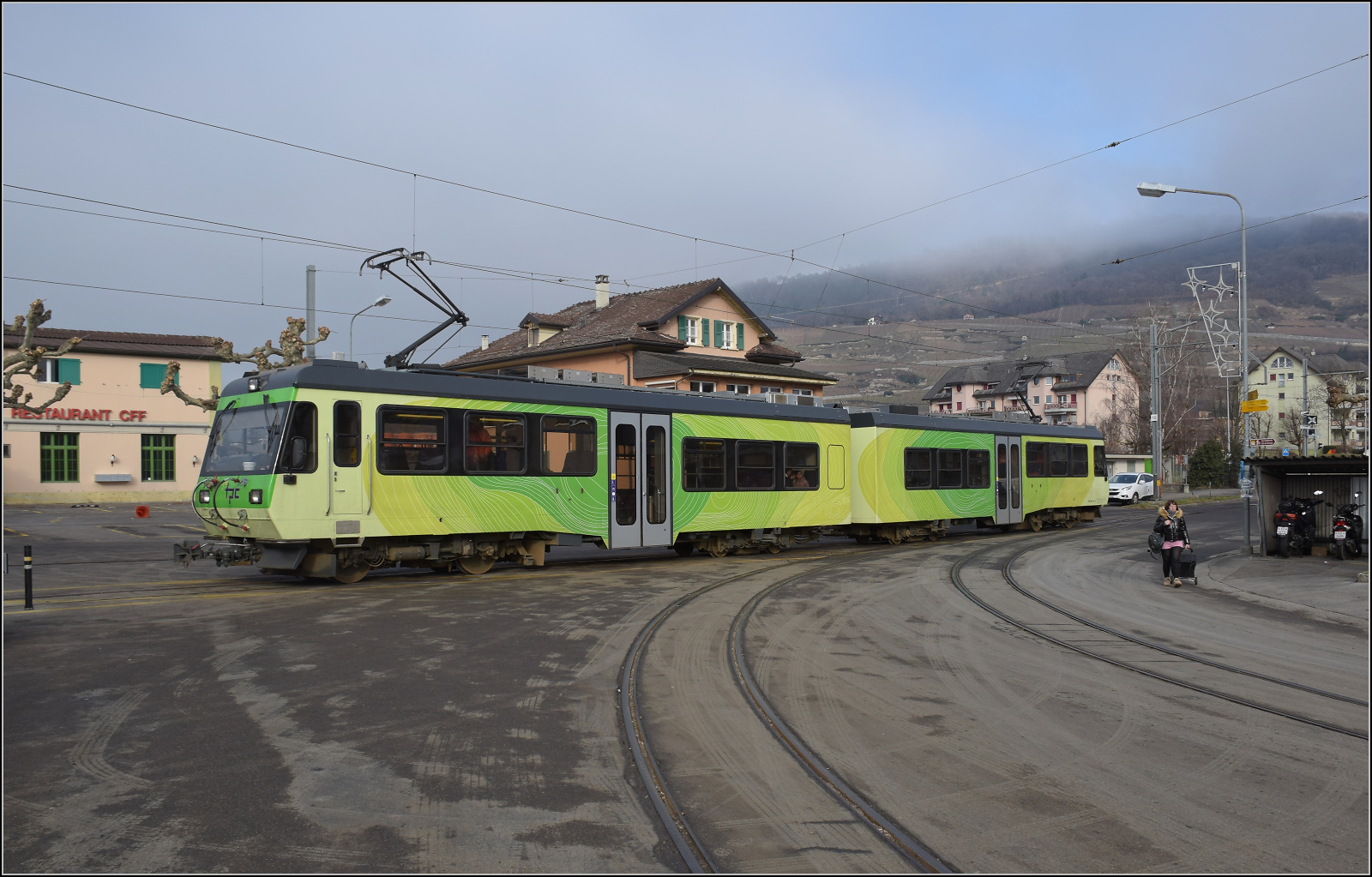 Beh 4/8 91 wartet im Bahnhof Bex auf Abfahrt. Der Haltepunkt ist - wie früher oft - einfach das Strassenplanum. Januar 2026.
