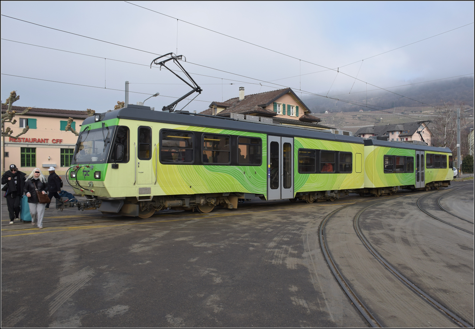 Beh 4/8 91 wartet im Bahnhof Bex auf Abfahrt. Der Haltepunkt ist - wie früher oft - einfach das Strassenplanum. Januar 2026.