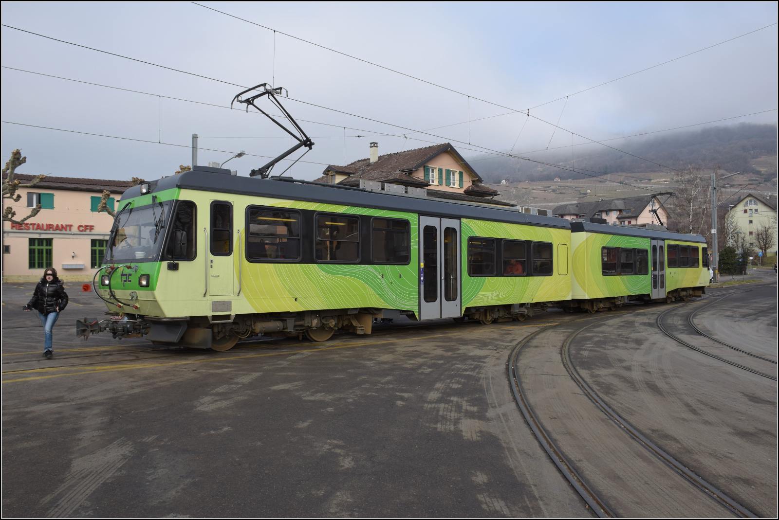 Beh 4/8 91 wartet im Bahnhof Bex auf Abfahrt. Der Haltepunkt ist - wie früher oft - einfach das Strassenplanum. Januar 2026.