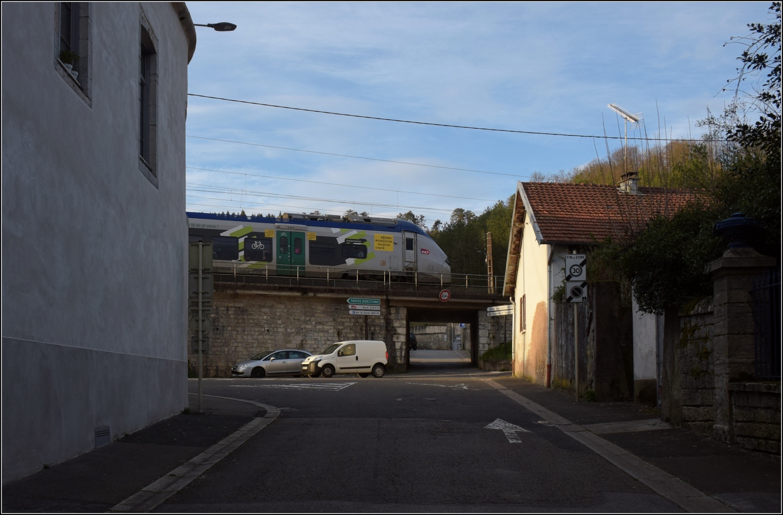 Bei der Ausfahrt aus der Altstadt in Baume-les-Dames trotz Streik der Franzosen wegen der Erhhung des Rentenalters kommt unversehens ein Zug vorbei. Also nichts wie hin zum Bahnhof, der Zug muss ja selbst noch halten. Mrz 2023.