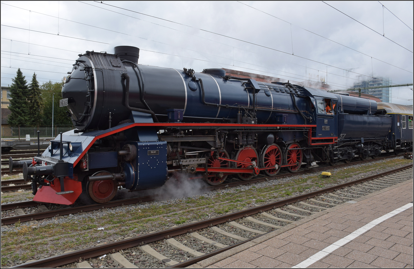 Beim Umsteigen noch Rahmenprogramm. Die Modern-Steam-Dampflok 50 8055 ist nach dem Brandschaden ihres Zuhauses wieder vollst�ndig hergestellt und darf im Oktober 2026 noch die letzte Museumsfahrt der Saison auf der Strecke Etzwilen-Singen machen. Fast punktgenau ist die Ankunft des (I)RE 3 in Singen, so dass ich gerade noch ein Portrait machen und mich in Position f�r die Abfahrt bringen kann.