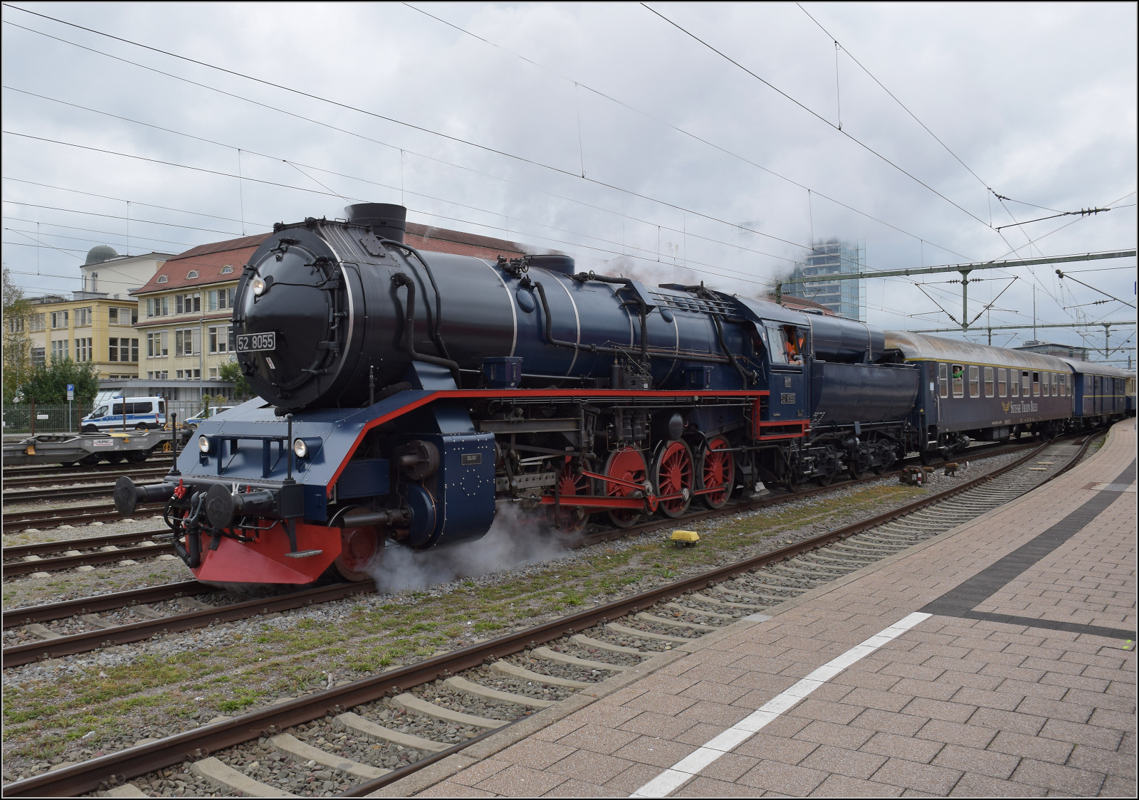 Beim Umsteigen noch Rahmenprogramm. Die Modern-Steam-Dampflok 50 8055 ist nach dem Brandschaden ihres Zuhauses wieder vollst�ndig hergestellt und darf im Oktober 2026 noch die letzte Museumsfahrt der Saison auf der Strecke Etzwilen-Singen machen. Fast punktgenau ist die Ankunft des (I)RE 3 in Singen, so dass ich gerade noch ein Portrait machen und mich in Position f�r die Abfahrt bringen kann.