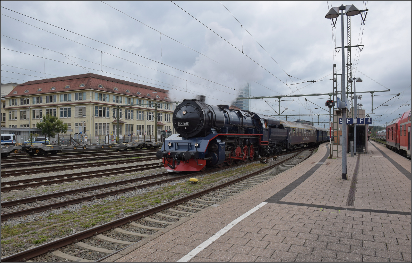 Beim Umsteigen noch Rahmenprogramm. Die Modern-Steam-Dampflok 50 8055 ist nach dem Brandschaden ihres Zuhauses wieder vollst�ndig hergestellt und darf im Oktober 2026 noch die letzte Museumsfahrt der Saison auf der Strecke Etzwilen-Singen machen. Fast punktgenau ist die Ankunft des (I)RE 3 in Singen, so dass ich gerade noch ein Portrait machen und mich in Position f�r die Abfahrt bringen kann. Aber noch besser, es gibt zuf�llig sogar eine Parallelausfahrt mit dem Dostozug des IRE 3 mit 245 006.