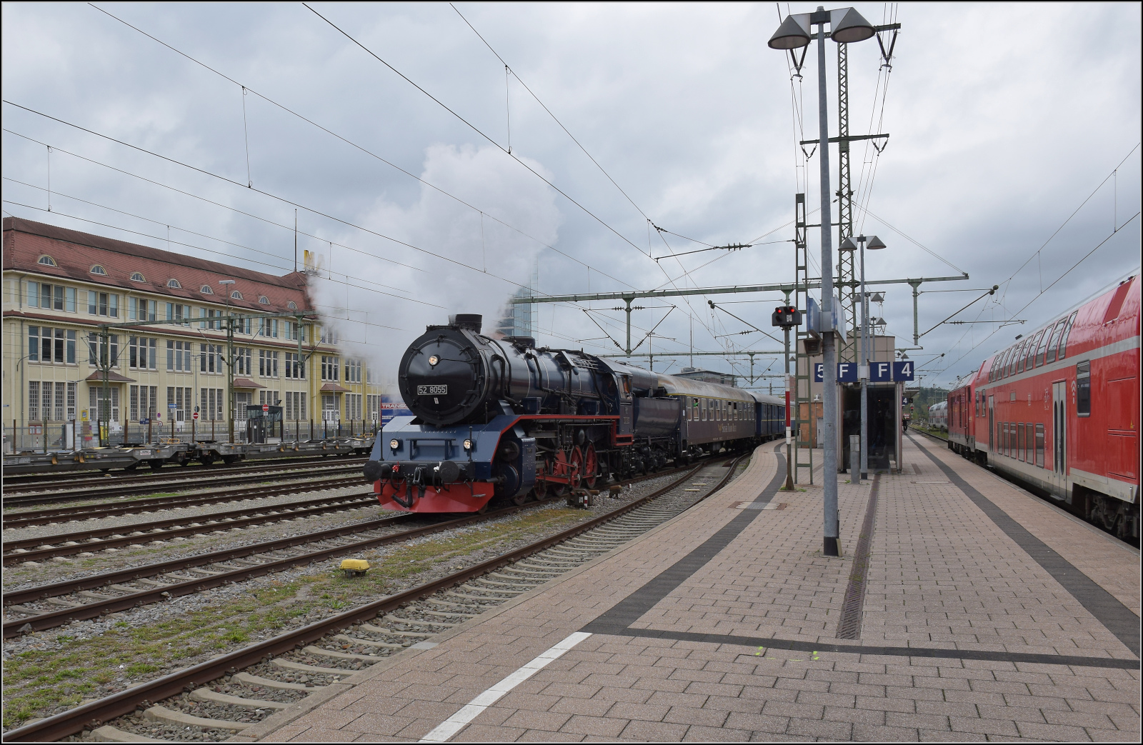Beim Umsteigen noch Rahmenprogramm. Die Modern-Steam-Dampflok 50 8055 ist nach dem Brandschaden ihres Zuhauses wieder vollst�ndig hergestellt und darf im Oktober 2026 noch die letzte Museumsfahrt der Saison auf der Strecke Etzwilen-Singen machen. Fast punktgenau ist die Ankunft des (I)RE 3 in Singen, so dass ich gerade noch ein Portrait machen und mich in Position f�r die Abfahrt bringen kann. Aber noch besser, es gibt zuf�llig sogar eine Parallelausfahrt mit dem Dostozug des IRE 3 mit 245 006.