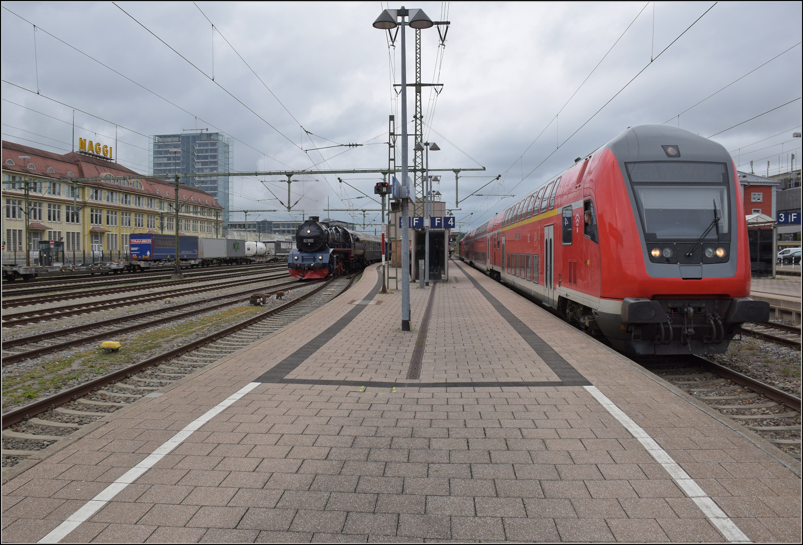 Beim Umsteigen noch Rahmenprogramm. Die Modern-Steam-Dampflok 50 8055 ist nach dem Brandschaden ihres Zuhauses wieder vollst�ndig hergestellt und darf im Oktober 2026 noch die letzte Museumsfahrt der Saison auf der Strecke Etzwilen-Singen machen. Fast punktgenau ist die Ankunft des (I)RE 3 in Singen, so dass ich gerade noch ein Portrait machen und mich in Position f�r die Abfahrt bringen kann. Aber noch besser, es gibt zuf�llig sogar eine Parallelausfahrt mit dem Dostozug des IRE 3 mit 245 006.