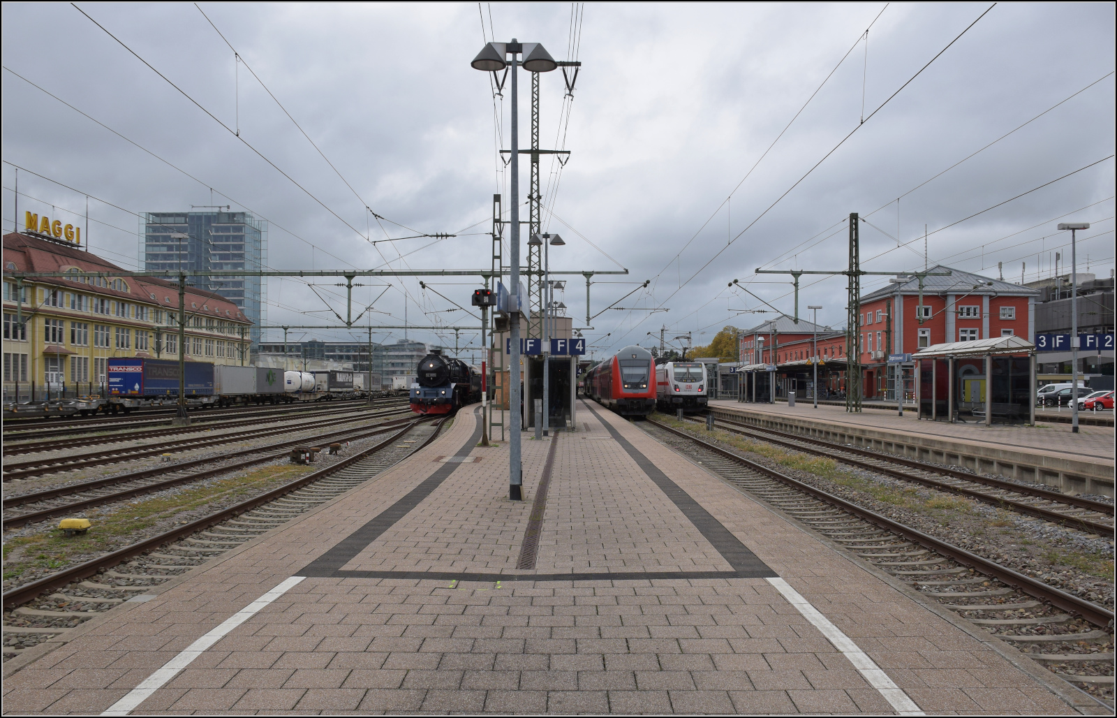 Beim Umsteigen noch Rahmenprogramm. Die Modern-Steam-Dampflok 50 8055 ist nach dem Brandschaden ihres Zuhauses wieder vollst�ndig hergestellt und darf im Oktober 2026 noch die letzte Museumsfahrt der Saison auf der Strecke Etzwilen-Singen machen. Fast punktgenau ist die Ankunft des (I)RE 3 in Singen, so dass ich gerade noch ein Portrait machen und mich in Position f�r die Abfahrt bringen kann. Aber noch besser, es gibt zuf�llig sogar eine Parallelausfahrt mit dem Dostozug des IRE 3 mit 245 006.
