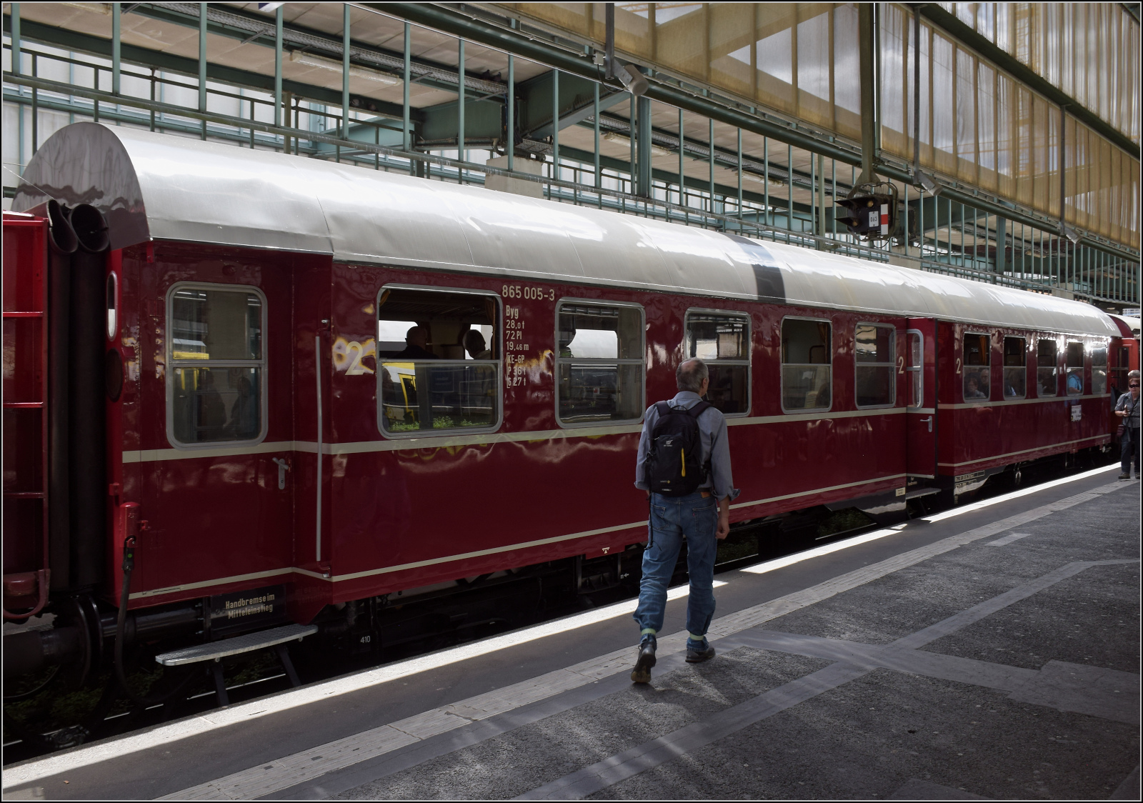 Beiwagen 865 005 gl�nzt im Bahnhof Stuttgart. Juni 2026.