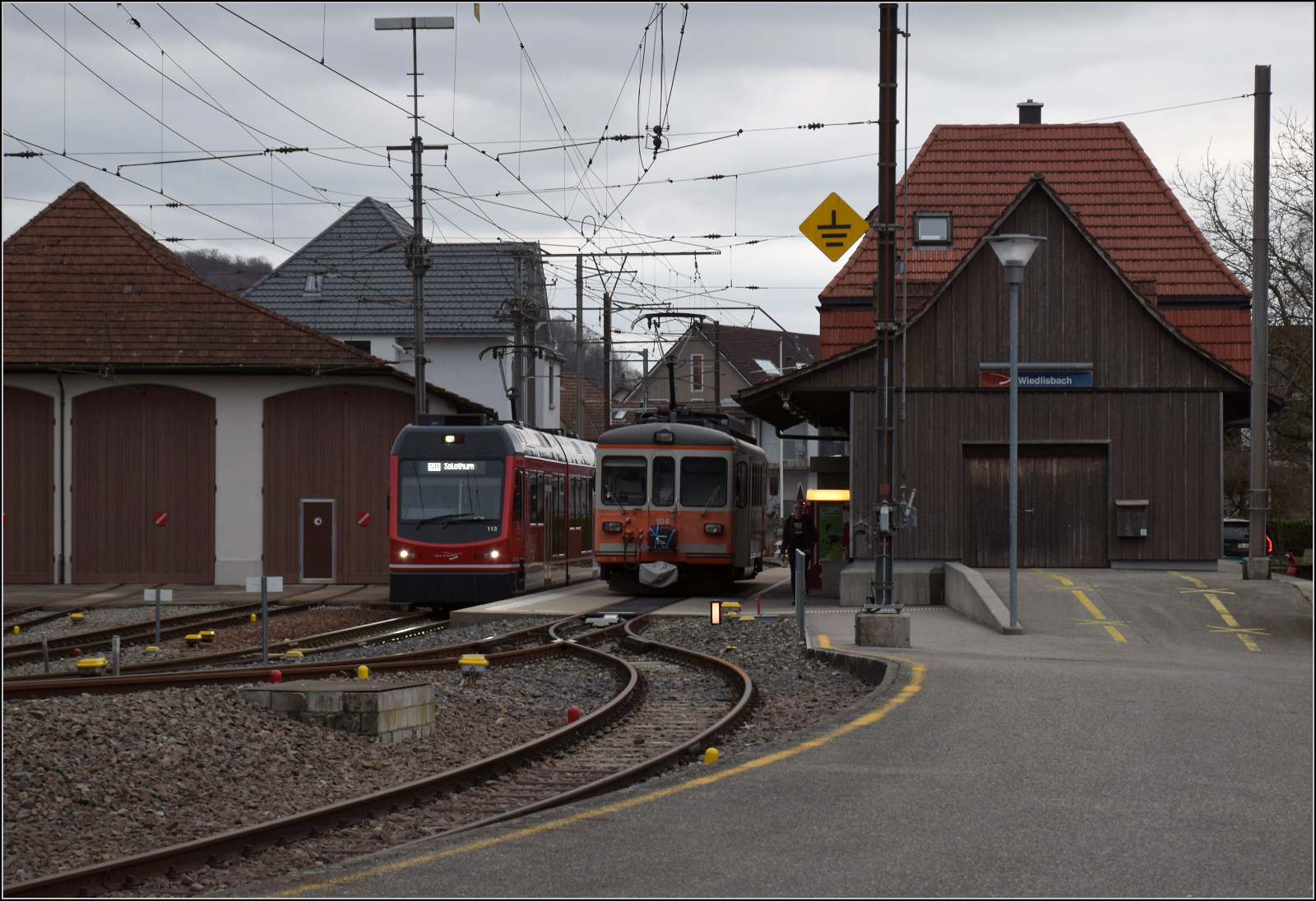 Bierlisi statt Bipperlisi. 

Auf dem Rückweg für Be 4/4 104 gibt es weitere nicht nur fahrplantechnische Pitstops, der erste findet in Wiedlisbach statt. Dann steht man schon mal den Fahrgästen von Be 4/8 113 'Mars' auf dem Bahnsteig im Weg. Februar 2026.