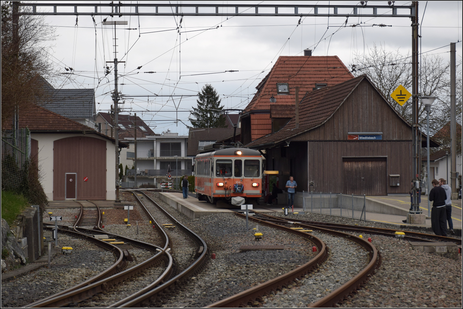 Bierlisi statt Bipperlisi. 

Be 4/4 104 macht in Wiedlisbach einen l�ngeren Zwischen/Pitstop. Februar 2026.