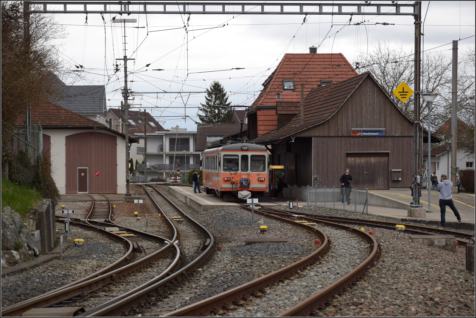 Bierlisi statt Bipperlisi. 

Be 4/4 104 macht in Wiedlisbach einen l�ngeren Zwischen/Pitstop. Februar 2026.