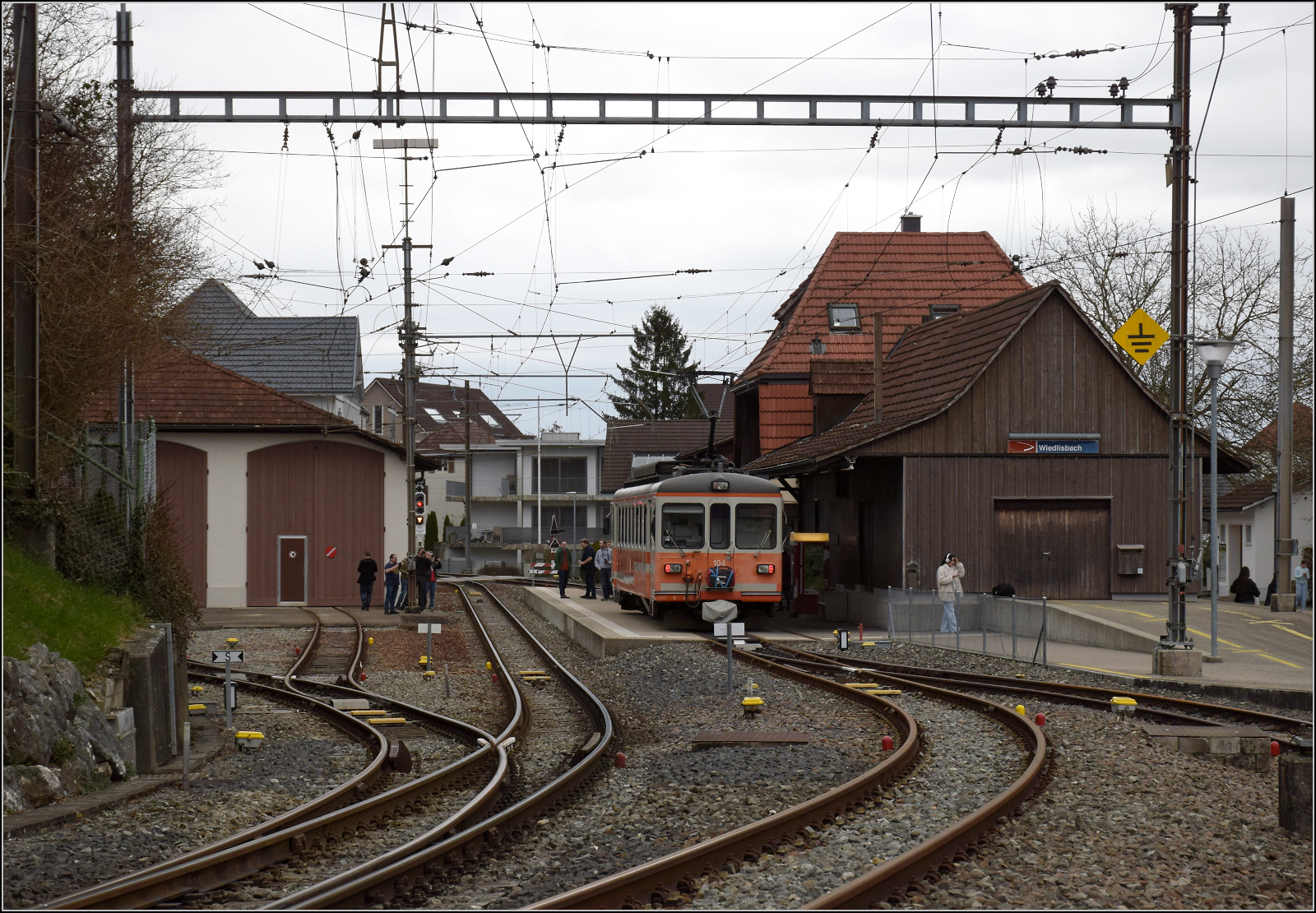 Bierlisi statt Bipperlisi. 

Be 4/4 104 macht in Wiedlisbach einen l�ngeren Zwischen/Pitstop. Februar 2026.