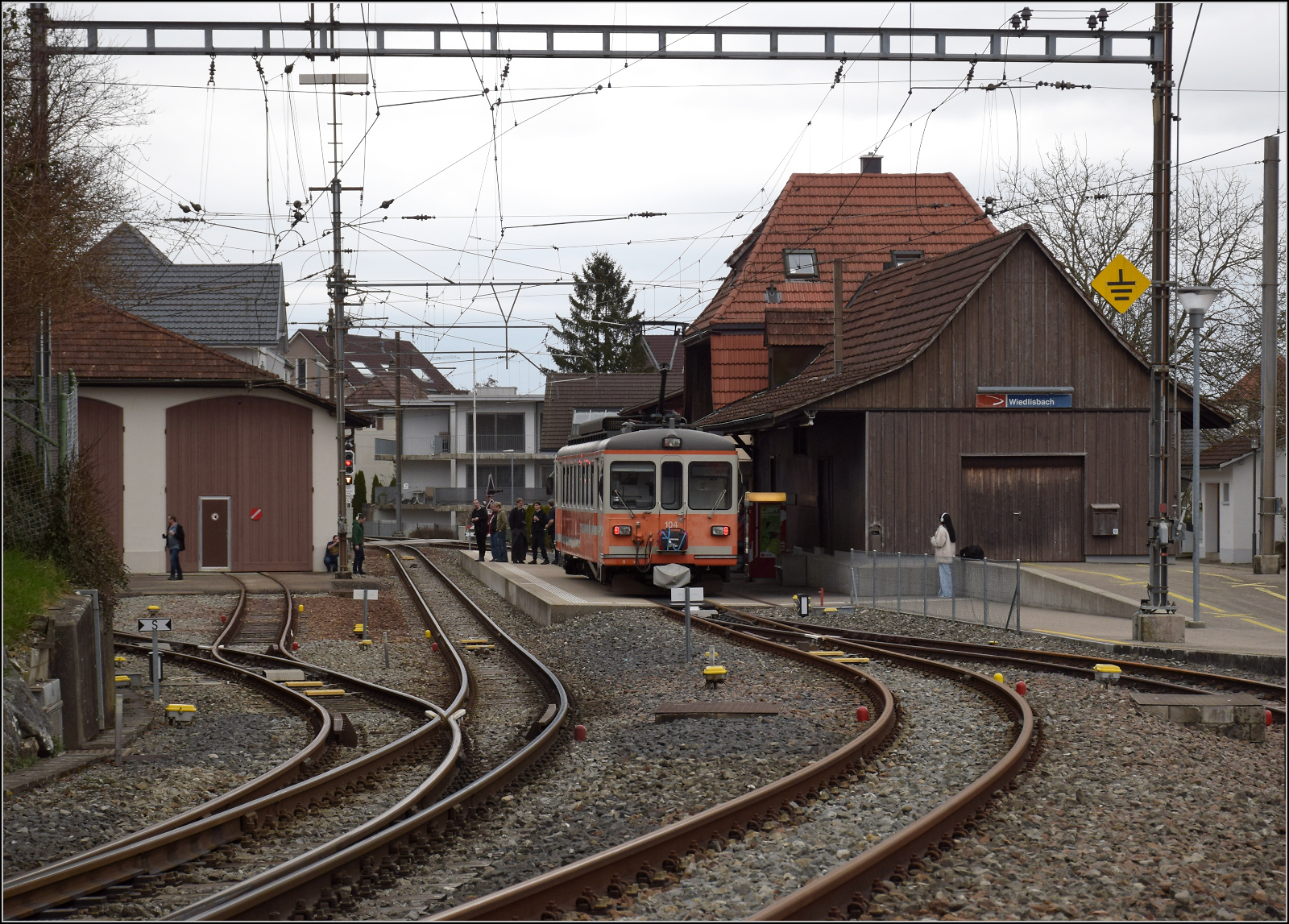 Bierlisi statt Bipperlisi. 

Be 4/4 104 macht in Wiedlisbach einen l�ngeren Zwischen/Pitstop. Februar 2026.