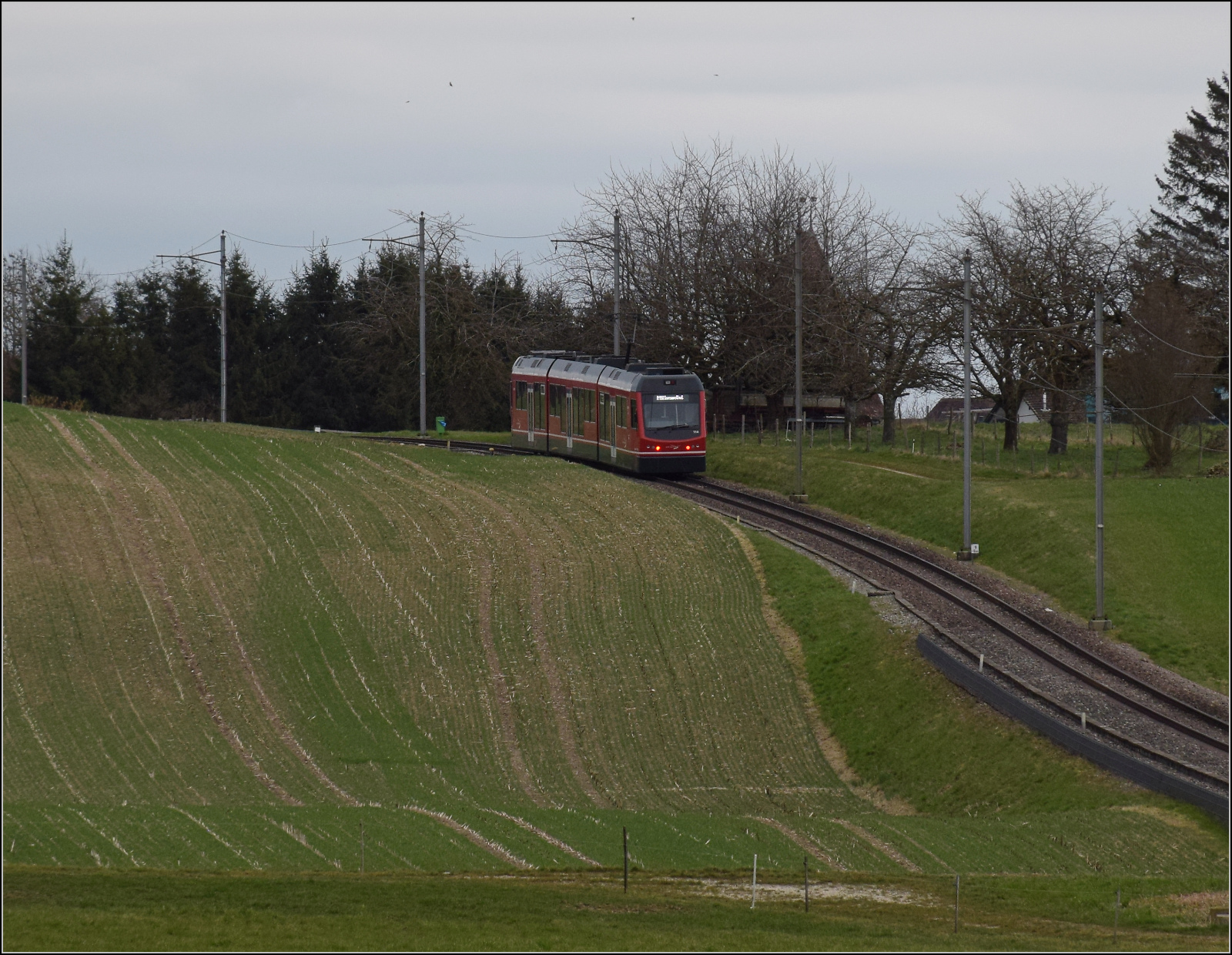 Bierlisi statt Bipperlisi. 

Be 4/8 114 'Saturn' auf dem Weg von Attiswil nach Wiedlisbach. Februar 2026.