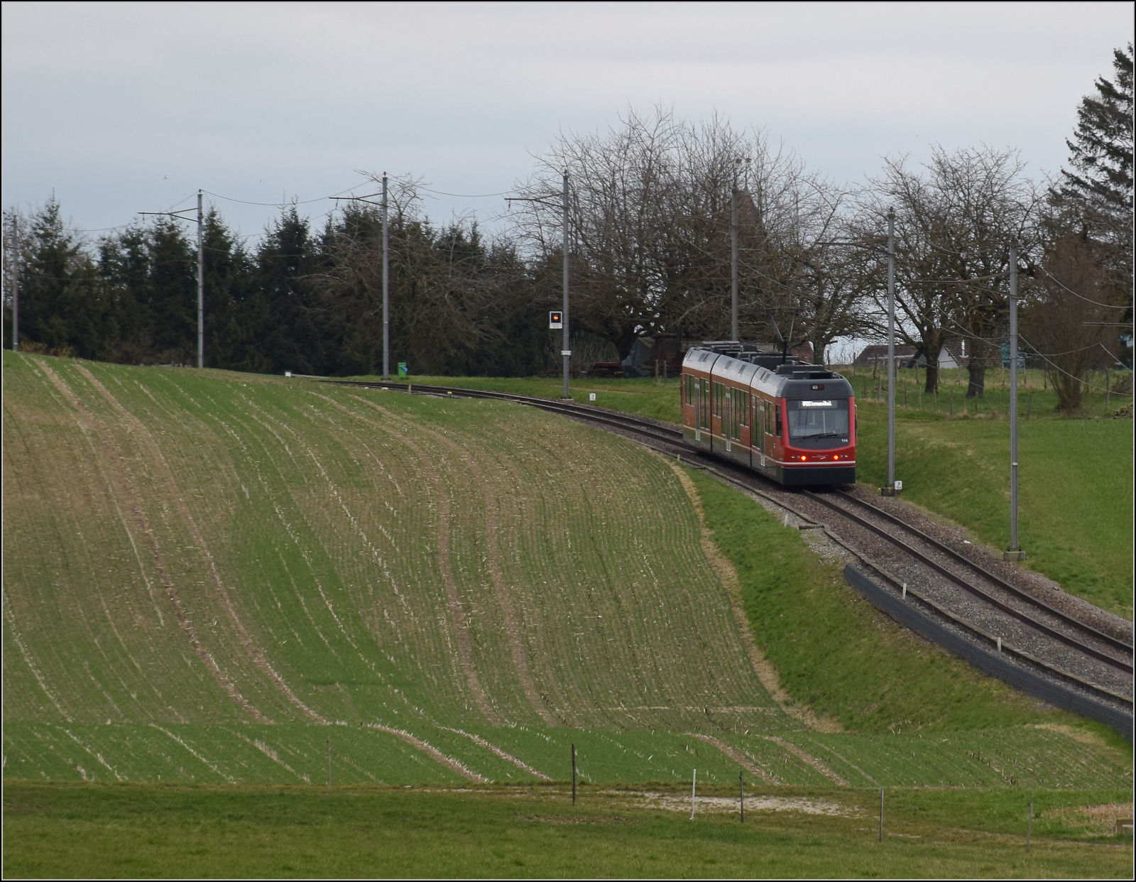 Bierlisi statt Bipperlisi. 

Be 4/8 114 'Saturn' auf dem Weg von Attiswil nach Wiedlisbach. Februar 2026.
