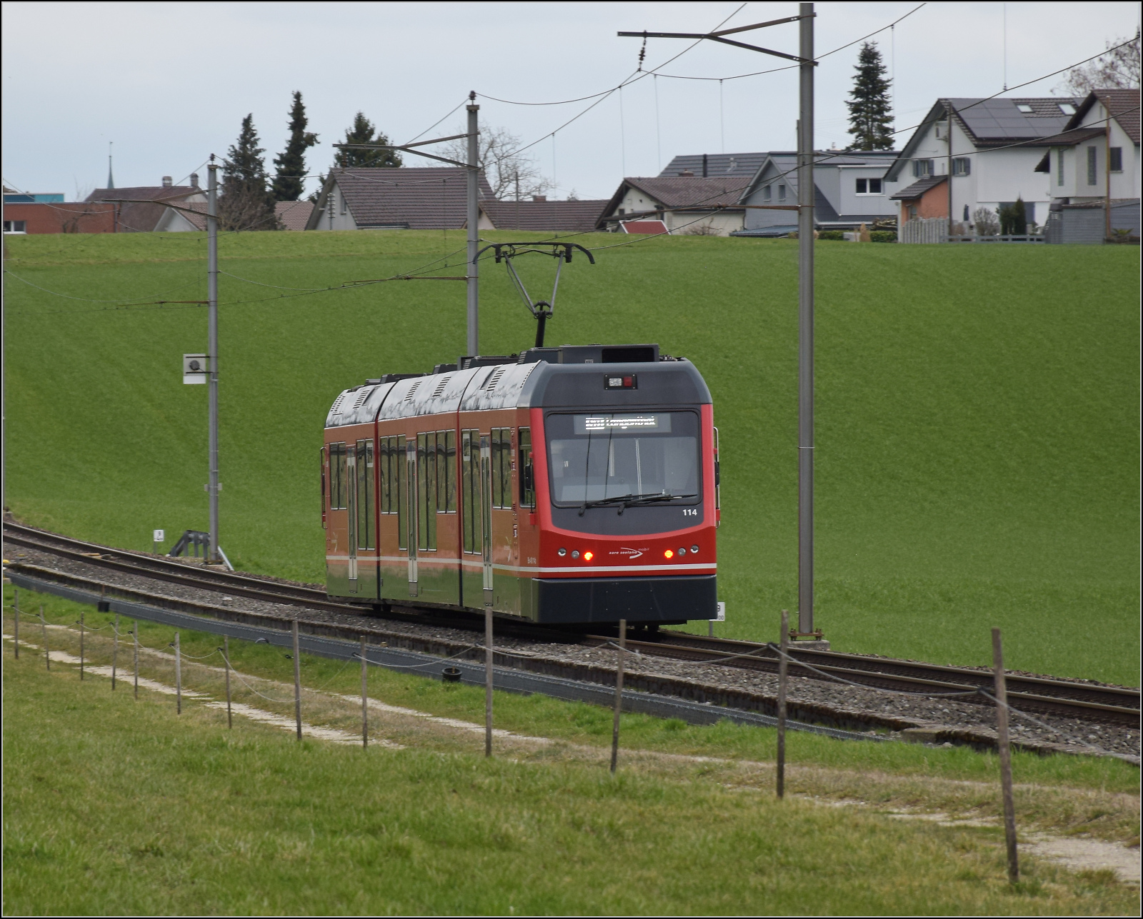 Bierlisi statt Bipperlisi. 

Be 4/8 114 'Saturn' auf dem Weg von Attiswil nach Wiedlisbach. Februar 2026.