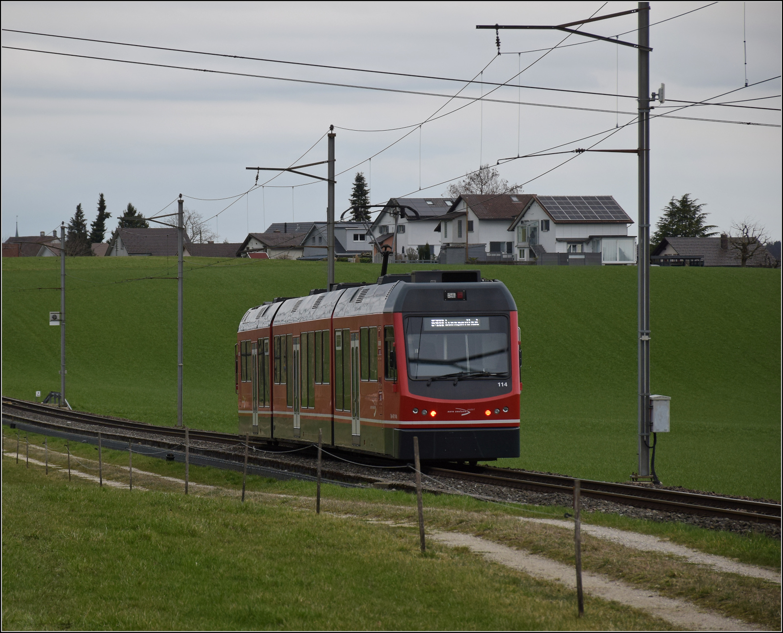 Bierlisi statt Bipperlisi. 

Be 4/8 114 'Saturn' auf dem Weg von Attiswil nach Wiedlisbach. Februar 2026.