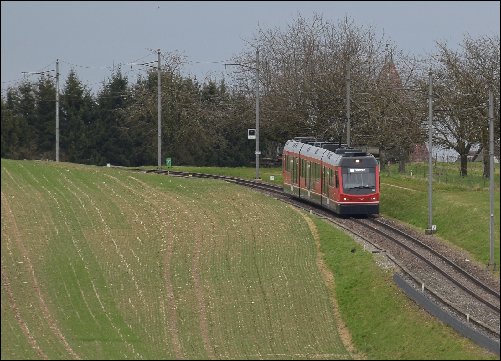 Bierlisi statt Bipperlisi. 

Be 4/8 114 'Saturn' auf dem Weg von Attiswil nach Wiedlisbach. Februar 2026.