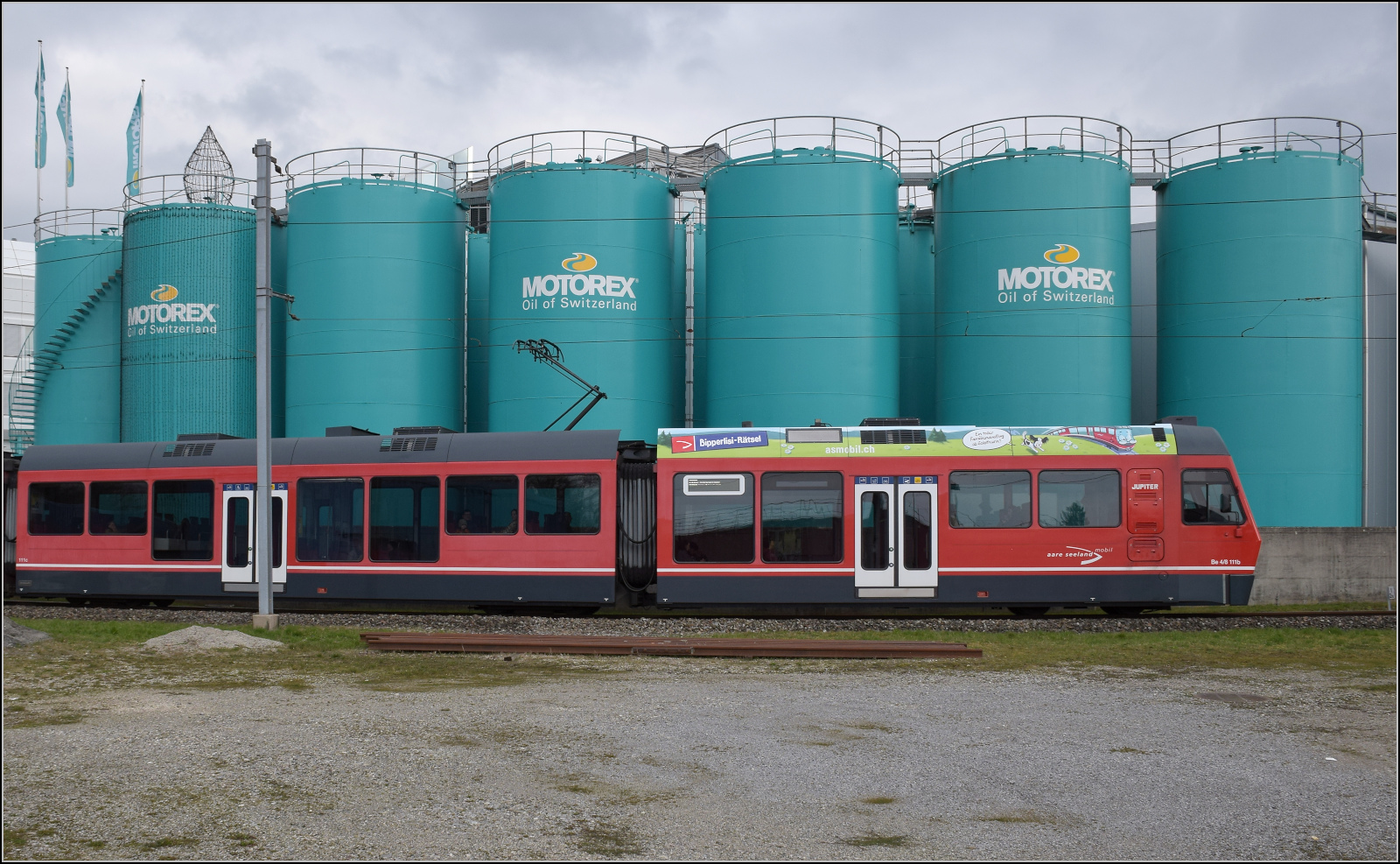 Bierlisi statt Bipperlisi. 

Be 4/8 111 'Jupiter' in Langenthal Gaswerk mit der Motorex-Kulisse. Februar 2026.