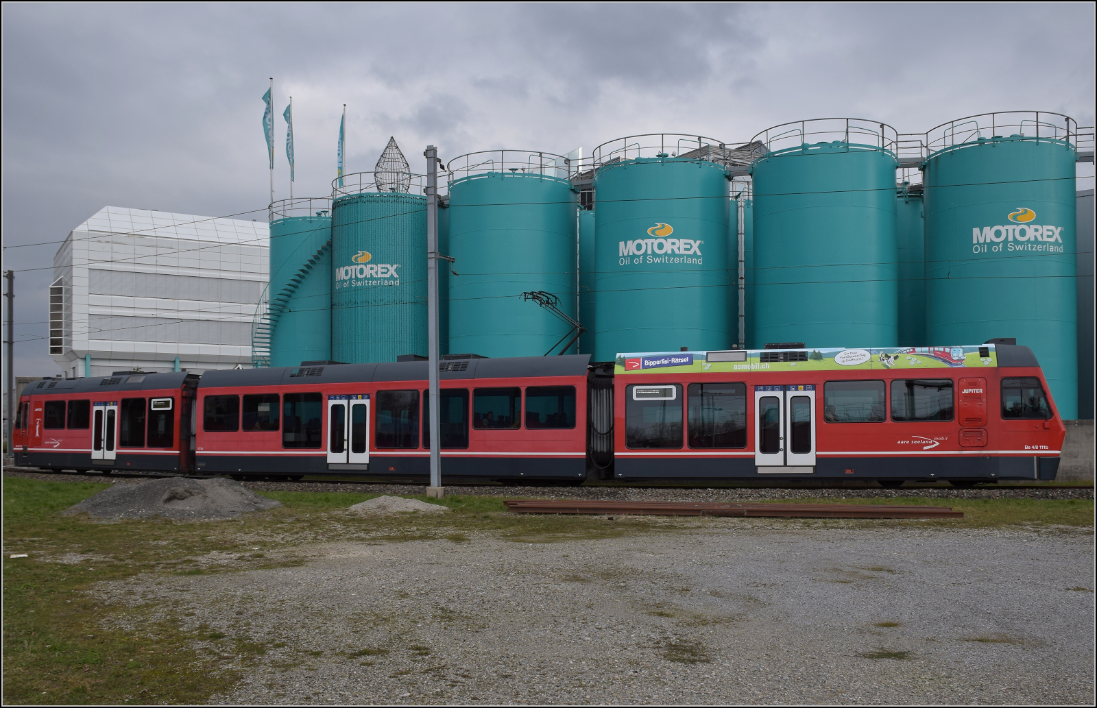 Bierlisi statt Bipperlisi. 

Be 4/8 111 'Jupiter' in Langenthal Gaswerk mit der Motorex-Kulisse. Februar 2026.