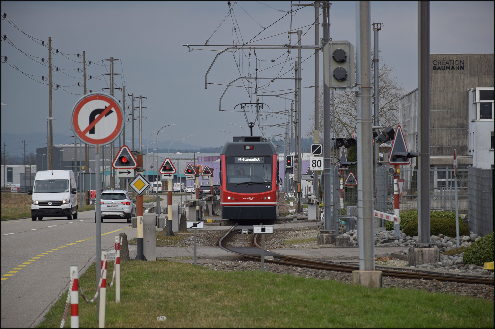 Bierlisi statt Bipperlisi. 

Be 4/8 111 'Jupiter' kommt von St. Urbahn nach Langenthal und fährt am Industriegebiet entlangt. Februar 2026.
