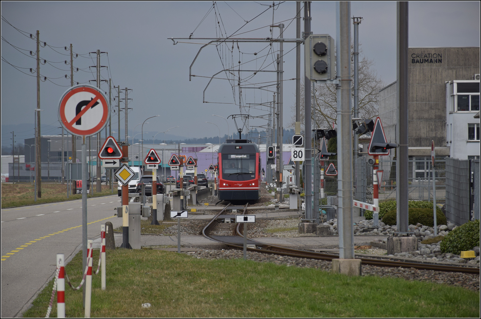 Bierlisi statt Bipperlisi. 

Be 4/8 111 'Jupiter' kommt von St. Urbahn nach Langenthal und fährt am Industriegebiet entlangt. Februar 2026.