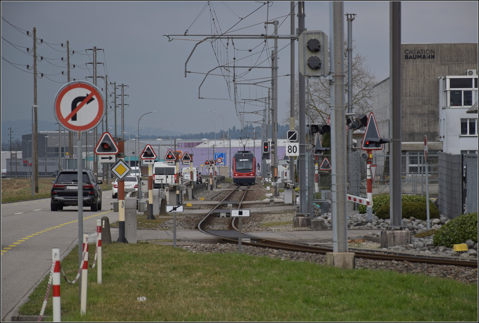 Bierlisi statt Bipperlisi. 

Be 4/8 111 'Jupiter' kommt von St. Urbahn nach Langenthal und fährt am Industriegebiet entlangt. Februar 2026.