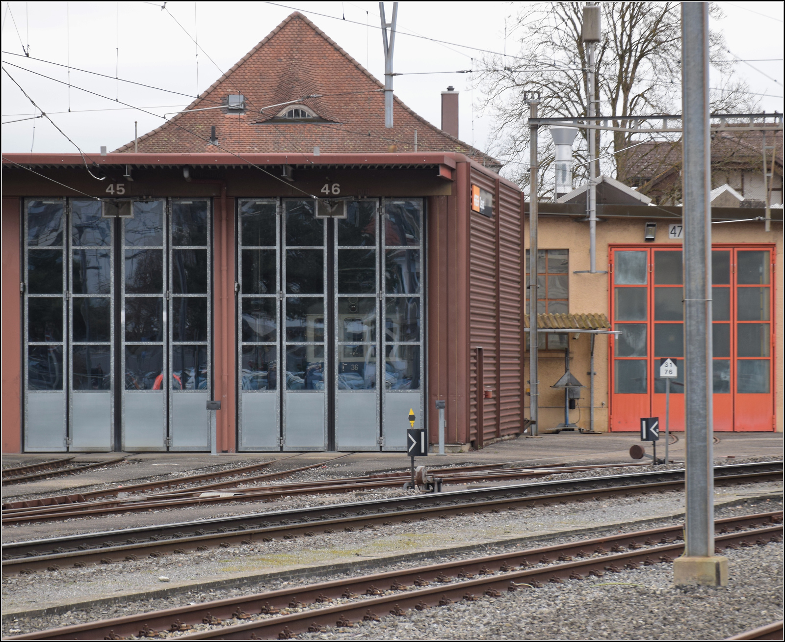 Bierlisi statt Bipperlisi. 

Nebenbei betrachtet in Solothurn - das blaue Bähnli Be 4/4 36 der VBW versteckt sich hier im RBS-Depot. Die Bierfahrer dürfen noch eine kurze Besichtigung machen, natürlich nicht ohne volles Bierglas in der Hand. Februar 2026.