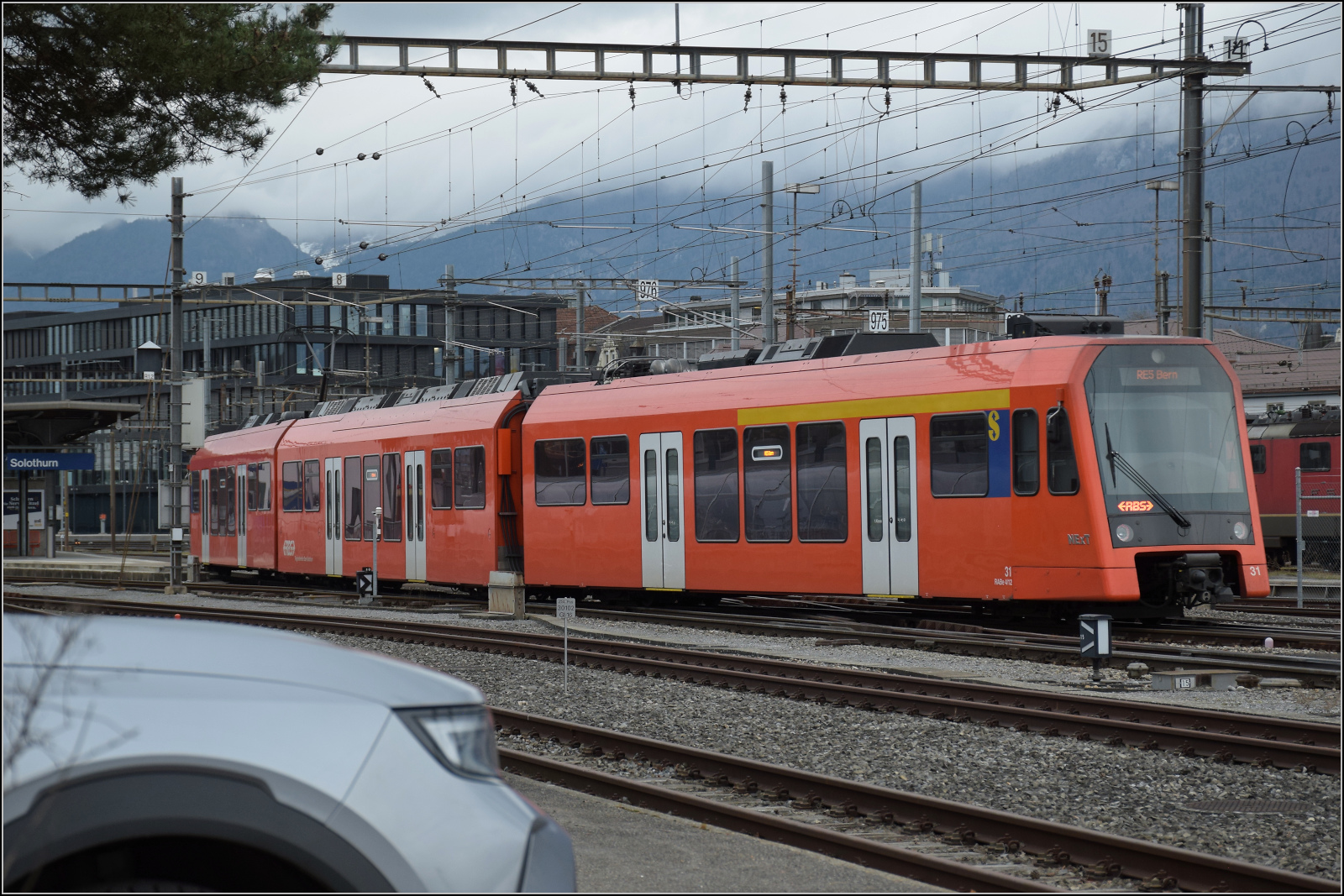Bierlisi statt Bipperlisi. 

Nebenbei betrachtet in Solothurn - RABe 4/12 31 wird in Solothurn für die nächste Fahrt bereitgestellt. Februar 2026.