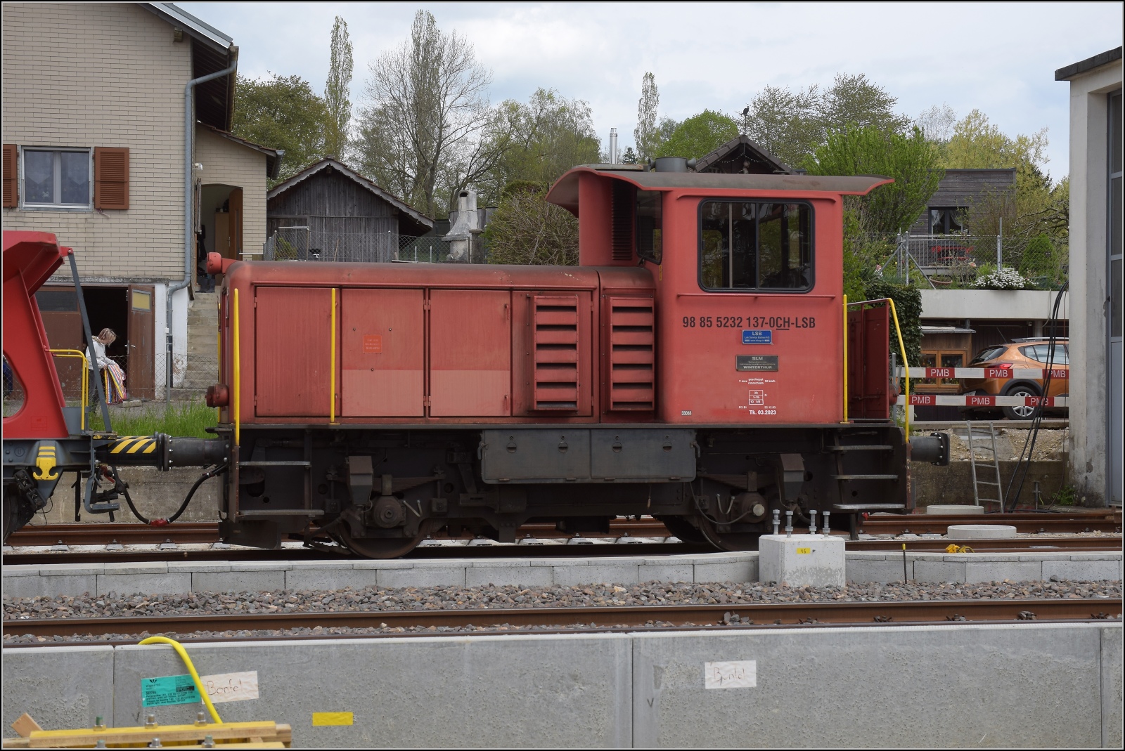 Bilder vom Bahnhofsumbau in Bonfol. Hier mit Rangiertraktor Tm IV 232 137 der Lok Service Balmer AG. April 2023.