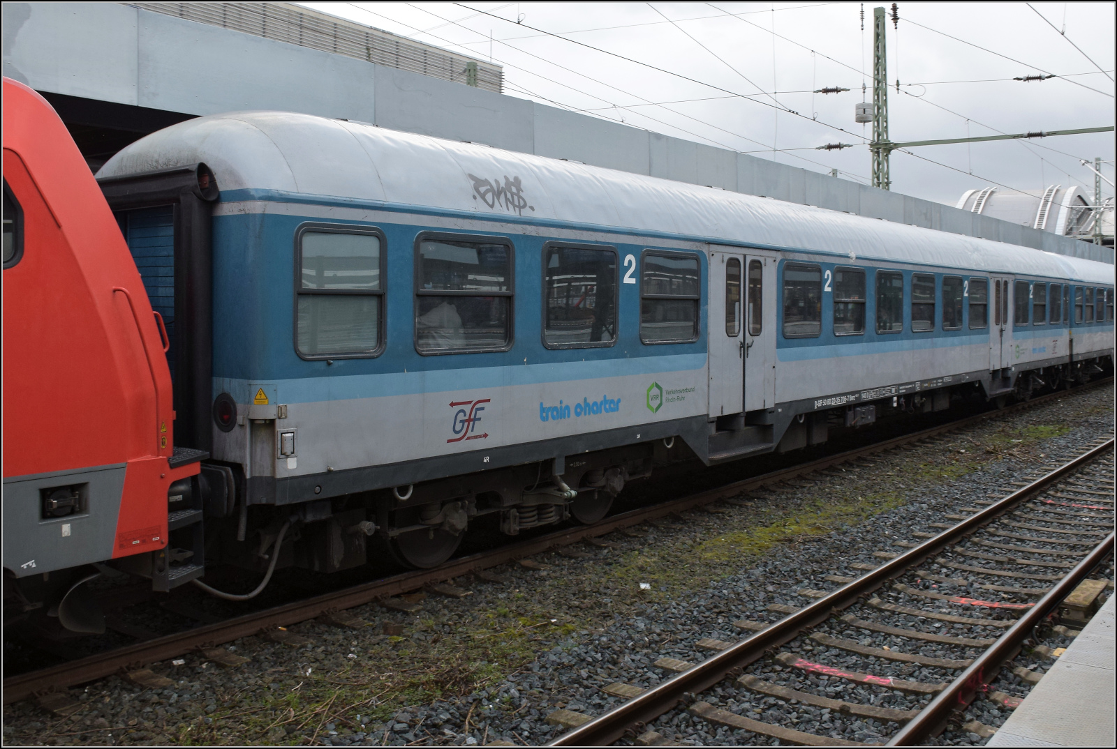 Blauer Silberling D-GfF 50 80 22-35 706-7 Bnrz im Sandwich zwischen 185 391 und 185 394. Duisburg, Februar 2026.