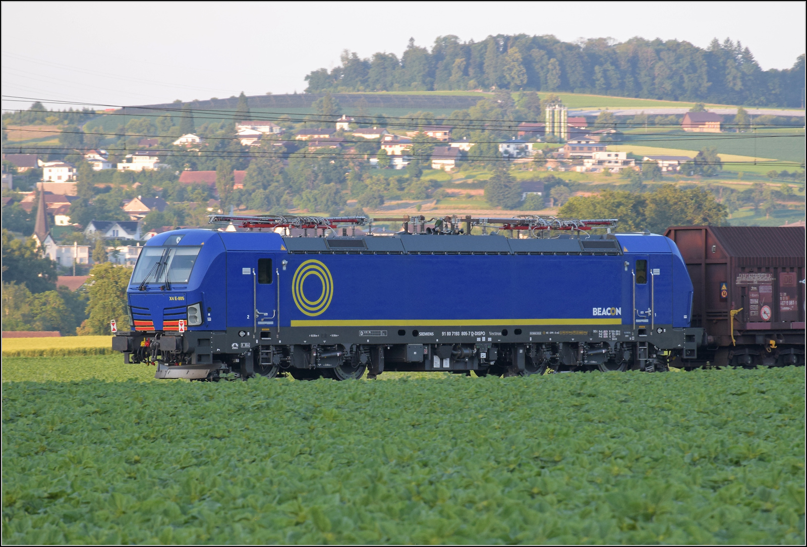 Blauer Vectron 7193 805 von Beacon bei Henschiken, Juni 2025.