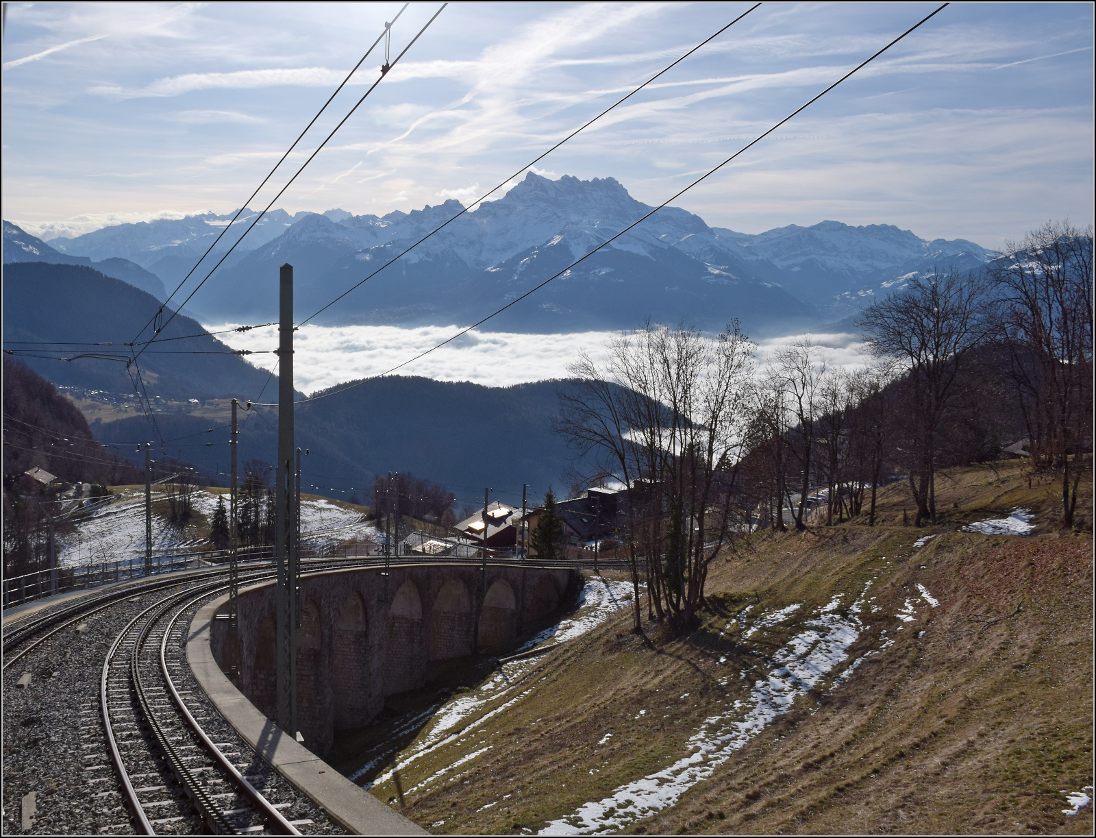 Blick auf die Doppelspur der AL. In historischen Bildern im Bahnhof Leysin Feydey sieht man, dass die Doppelspur offenbar schon 1913 bestand. Leysin, Januar 2026.