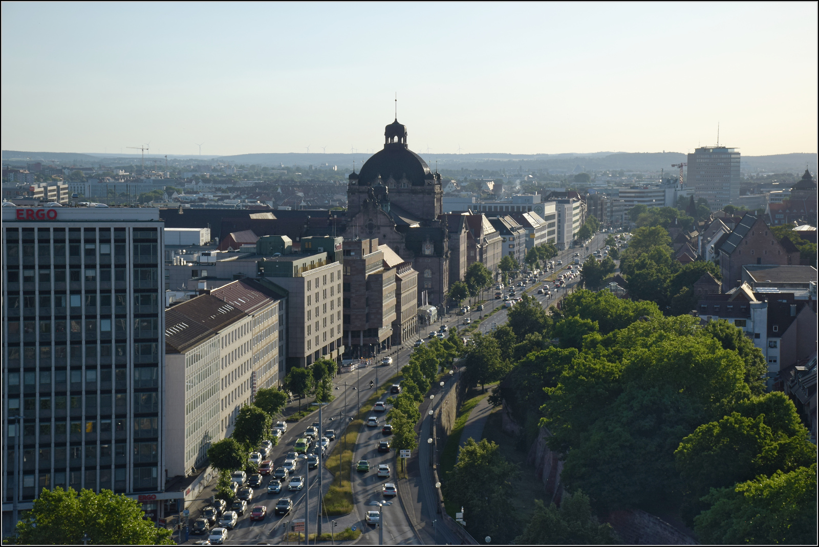 Blick auf die Prachtstraße vor dem Hauptbahnhof Nürnberg von oben. Juni 2025.