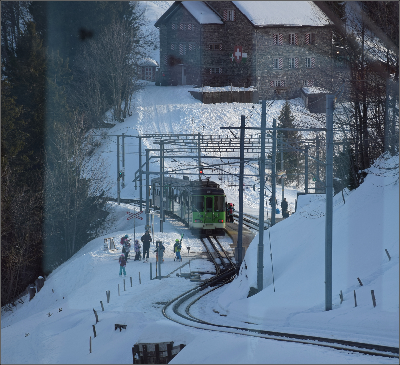 Blick aus dem bergw�rtsfahrenden Zug auf den Triebwagen BDeh 4/4, der noch nicht nicht Richtung Villars-sur-Ollon abgefahren ist. Bouquetins, Januar 2026.