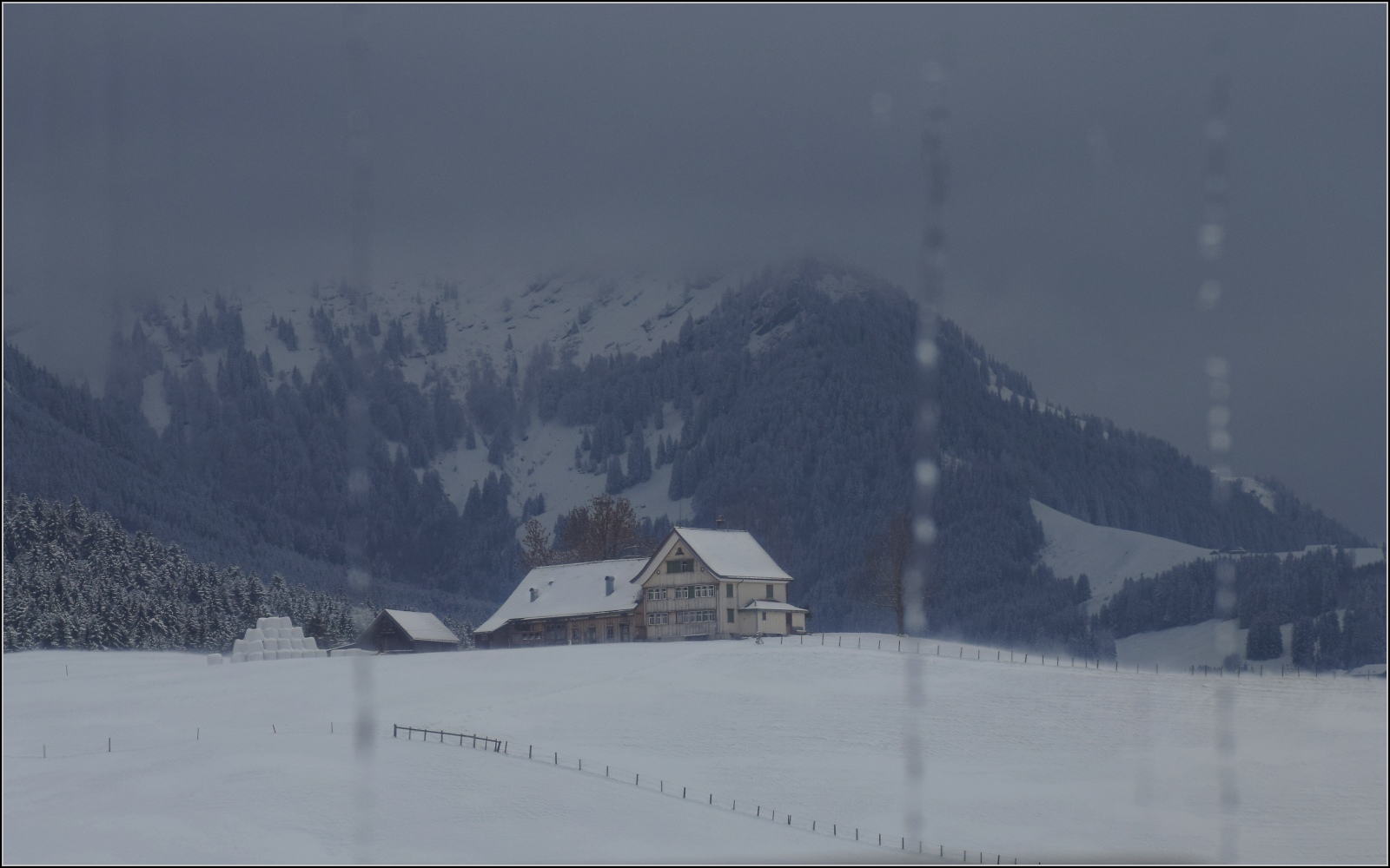 Blick aus dem vereisten Fenster in Appenzell Innerrhoden. Februar 2023.