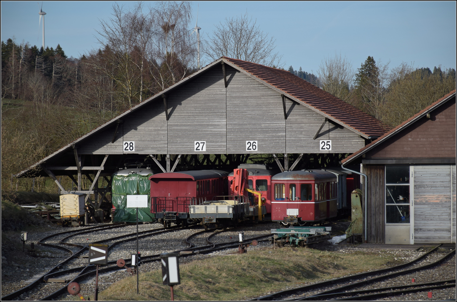 Blick ins Depot des Vereins La Traction in Pr�petitjean. April 2026.