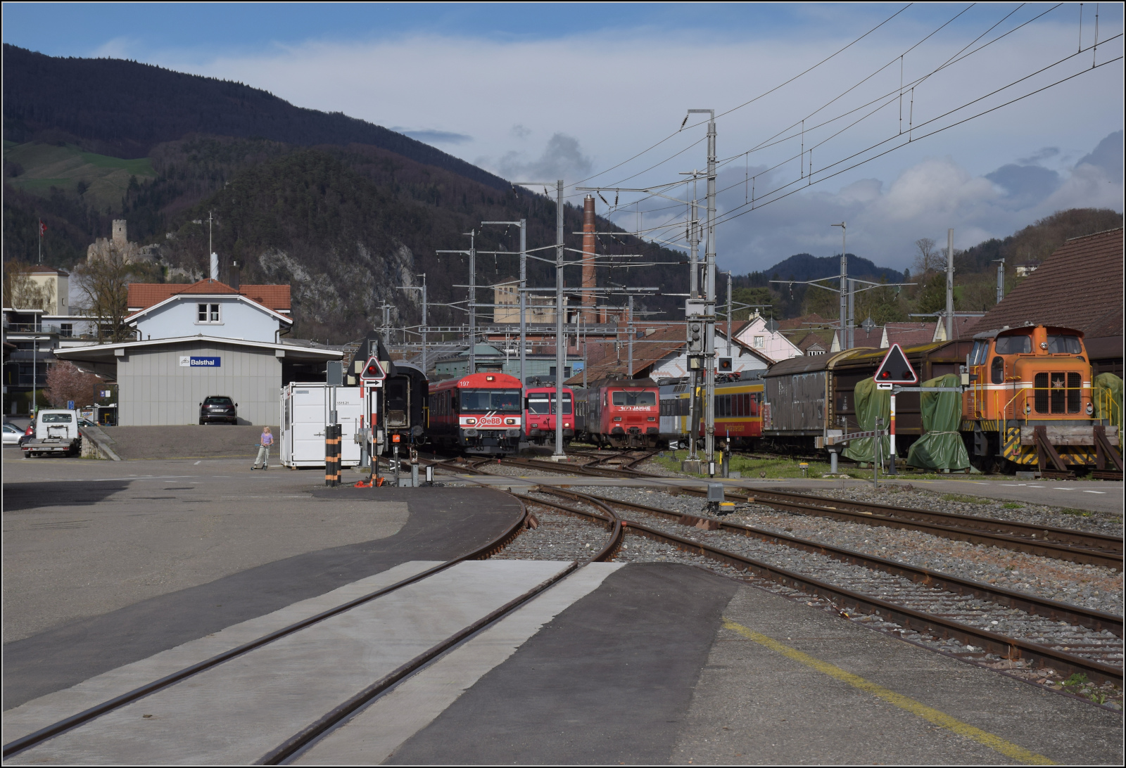 Blick ins Sammelsurium auf dem Bahnhof Balsthal im April 2024.