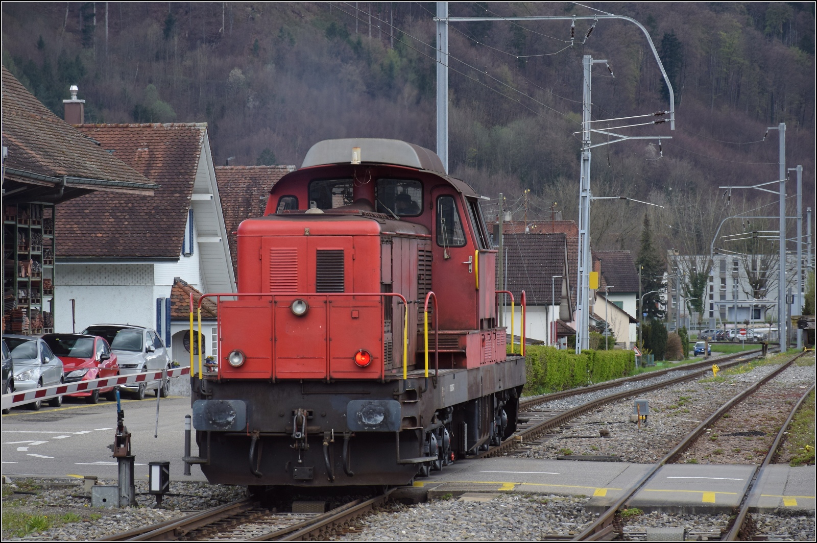 Bm 6/6 18505 bei Abfahrt nach Oensingen. Balsthal, April 2023.