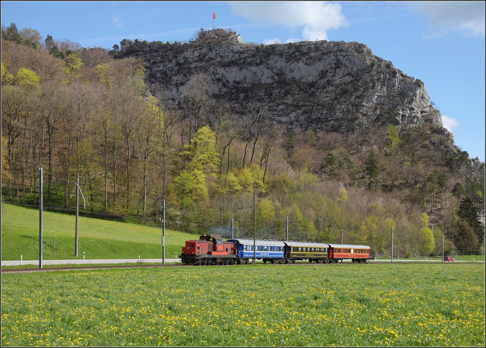 Bm 6/6 18505 mit den historischen Wagen der OeBB in der Äusseren Klus. April 2023.