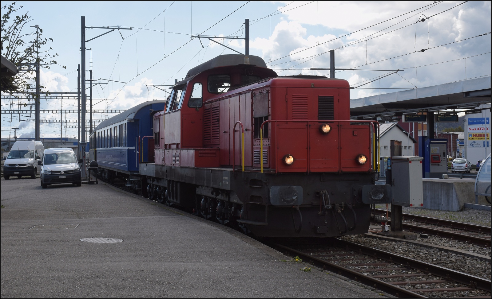 Bm 6/6 18505 ist mittlerweile abfahrbereit mit den historischen Wagen der OeBB in Oensingen. April 2023.