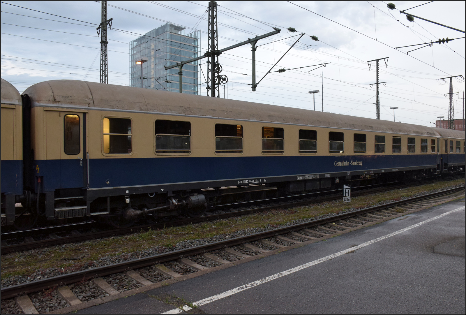 Centralbahnausflug zum Turnerfest

Re 482 021 mit dem Centralbahn-Sonderzug aus Leizpig in Singen. Im Bild Am-Wagen D-CBG 56 80 10-40 126-9, der noch an der Bahnsteigkante steht. Juni 2025.